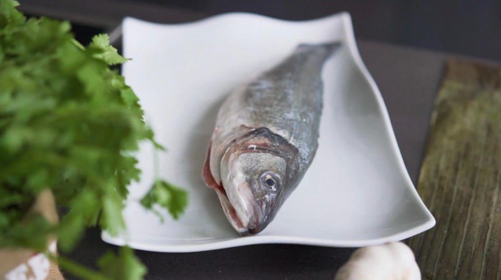 Lubina en hoja de plátano